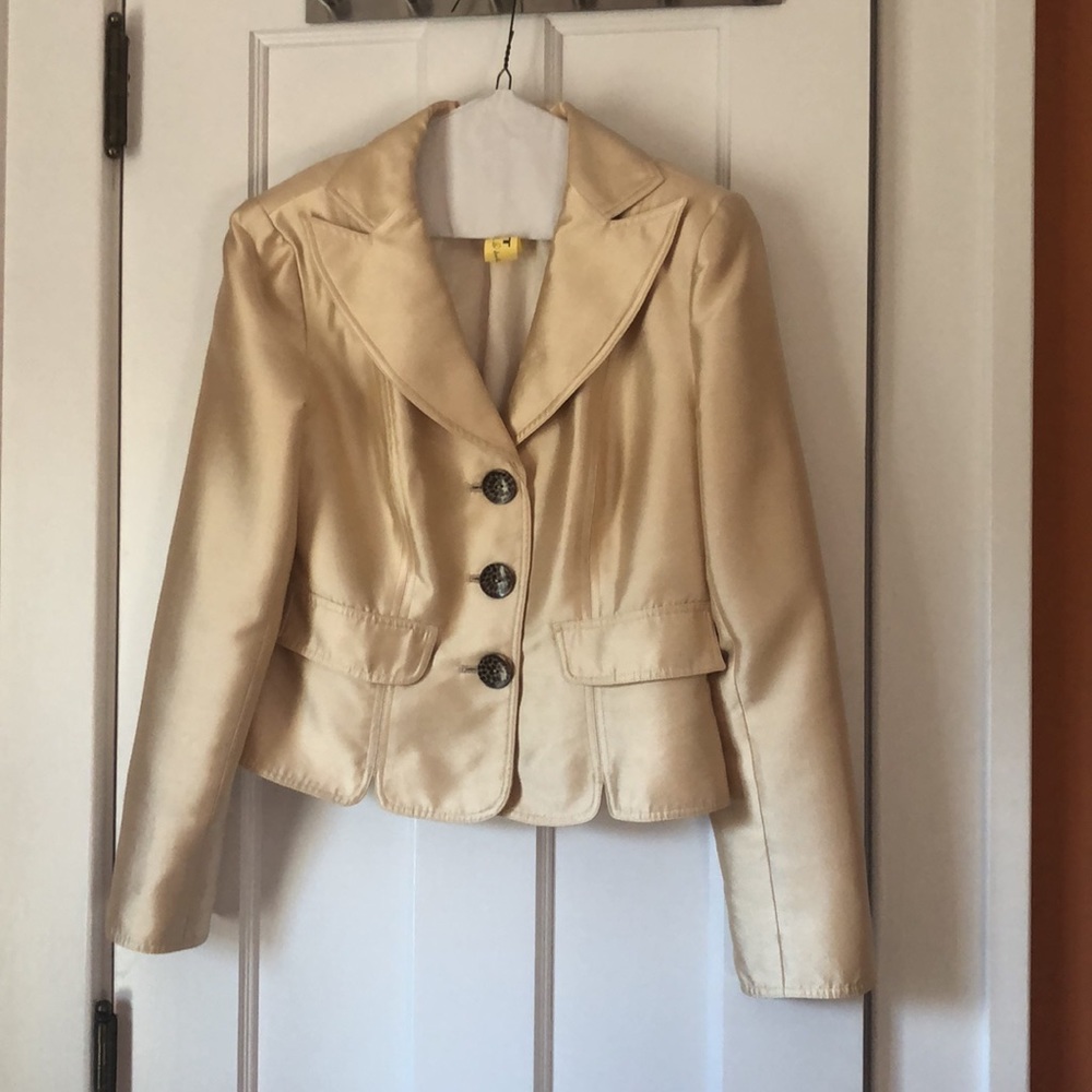 Kay Unger Gold Size 6 silk mix short jacket.